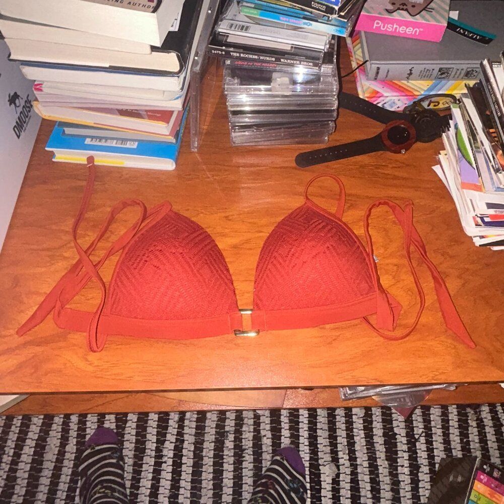 Aerie Salmon/Brick Red Small Textured Bikini Top w. Metal Center Detail Like New